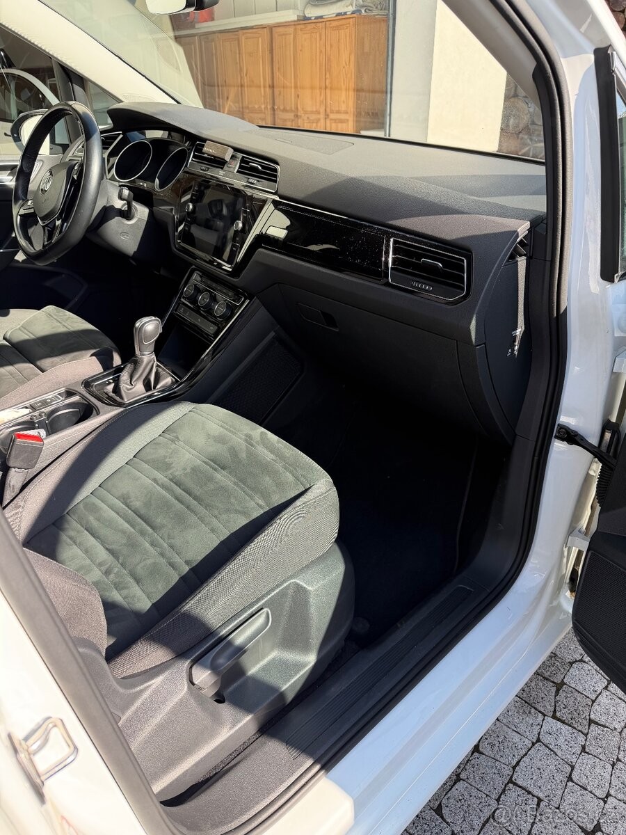 volkswagen-touran-2-0-tdi-140kw-highline - 5
