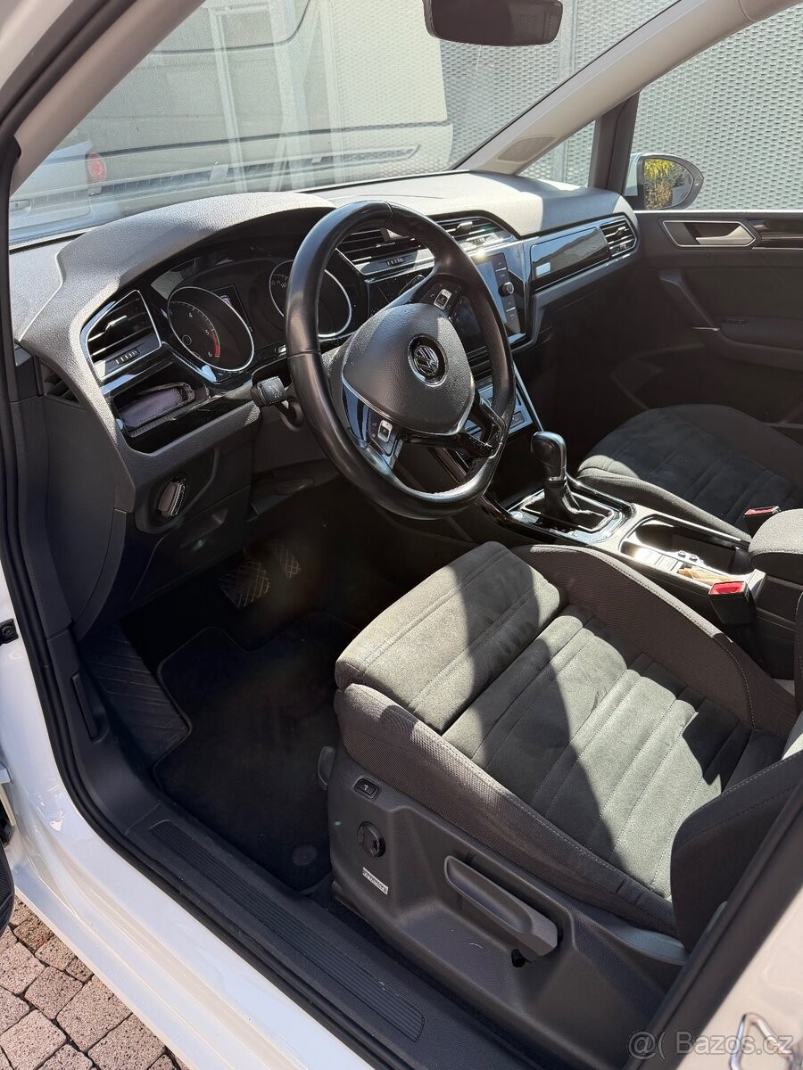 volkswagen-touran-2-0-tdi-140kw-highline - 9