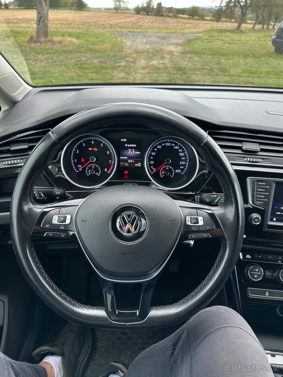 volkswagen-touran-1-4-highline-tsi-7-mist - 4