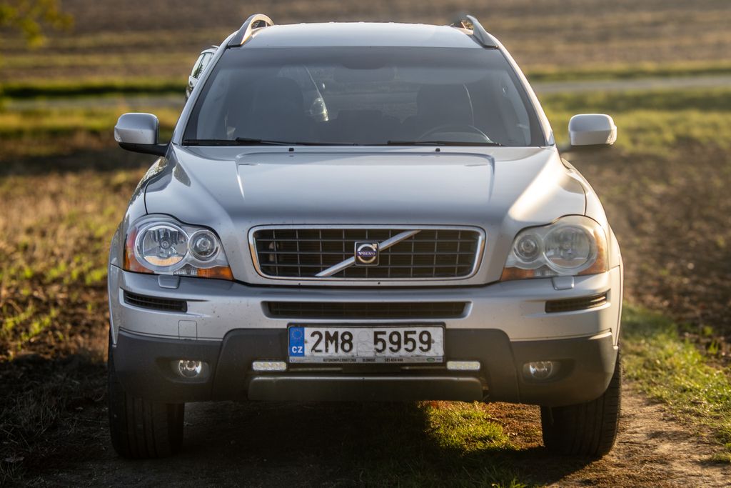 volvo-xc90-dvd-nezavisle-topeni-tazne - 1