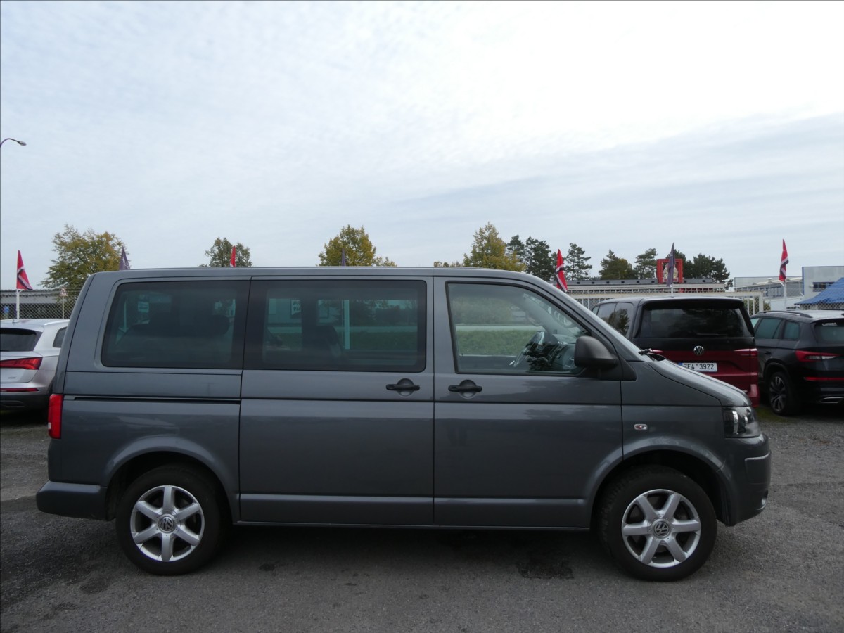 volkswagen-multivan-2-0-tdi103kw-4x4-serviska-zaves - 9