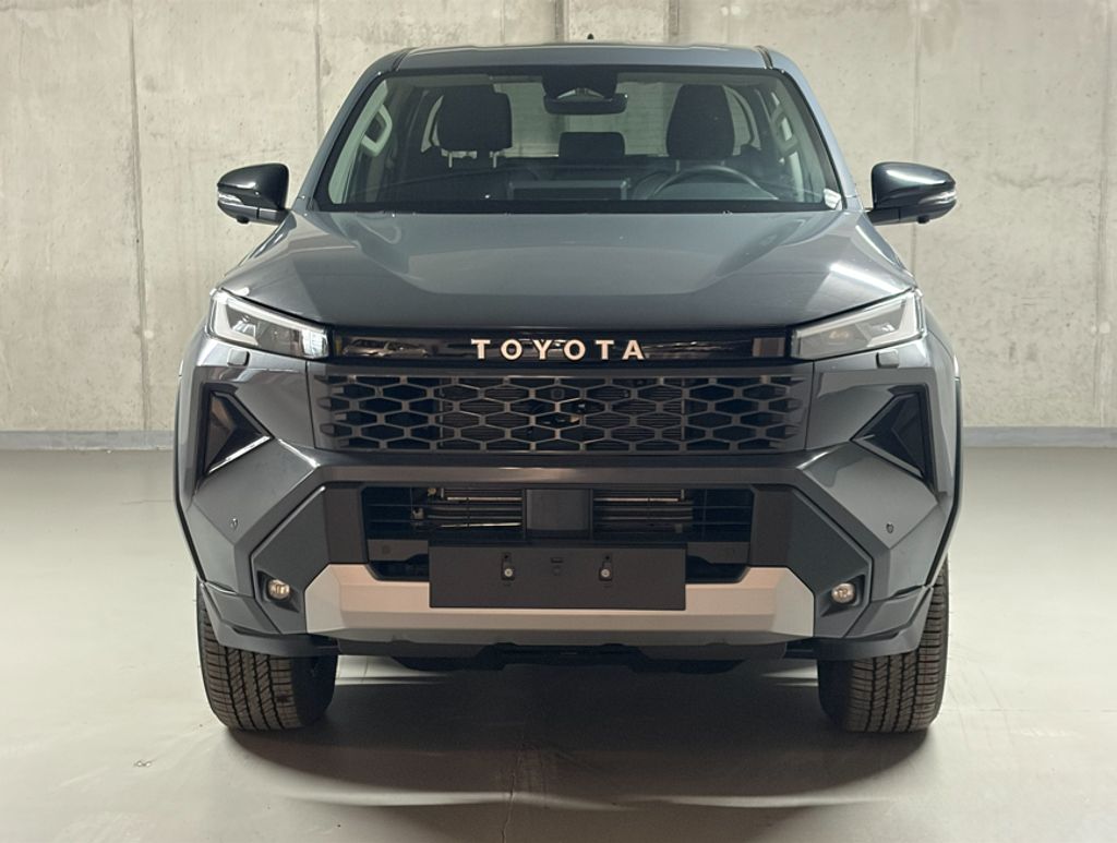 toyota-hilux-2-8-d-at-double-cab-executive-4-4 - 1