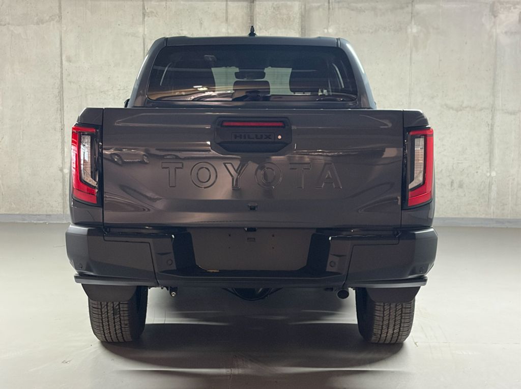 toyota-hilux-2-8-d-at-double-cab-executive-4-4 - 5