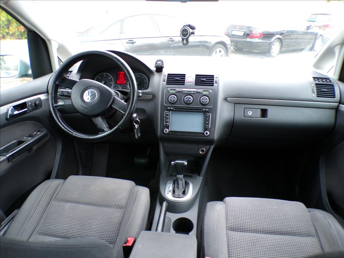 volkswagen-touran-2-0-tdi-103kw-dsg-xenony - 6