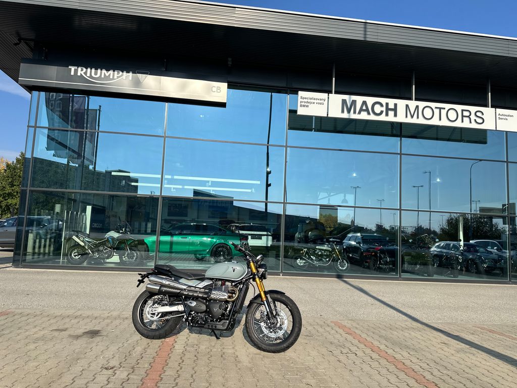 Triumph 900