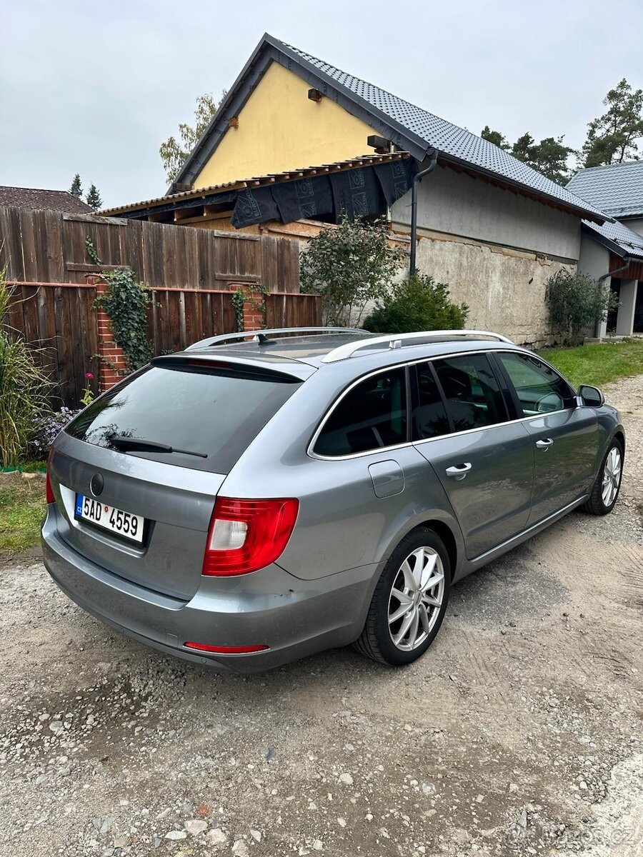 skoda-superb-1-6-2011-kozeny-interier - 1
