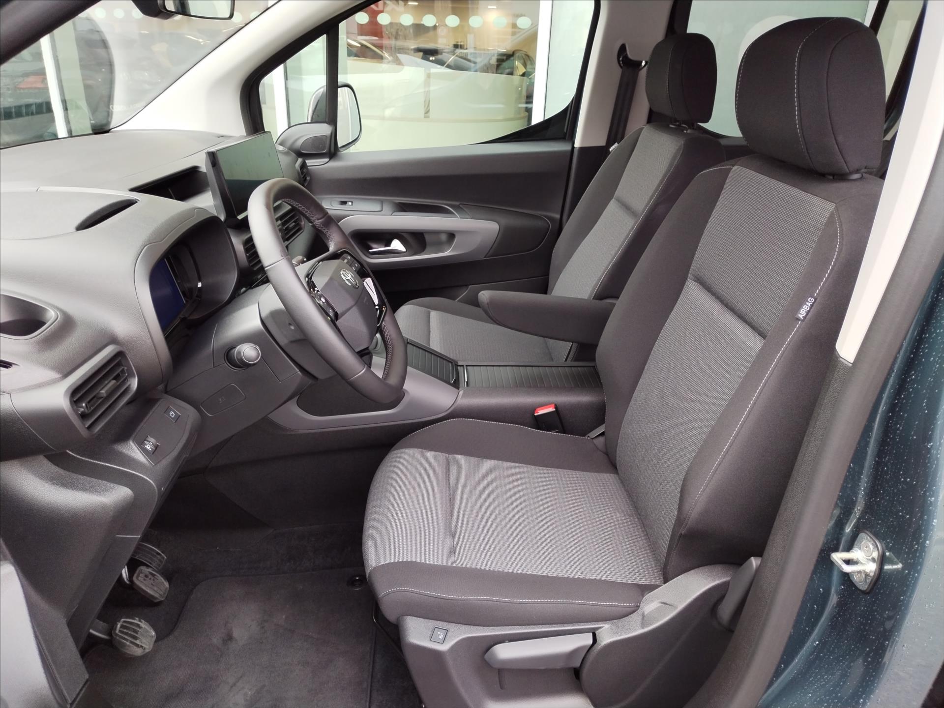 toyota-proace-city-verso-1-5-diesel-6m-t-family-7s-130k - 3